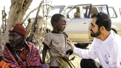 Sheikh Mohammed bin Rashid, durante una visita humanitaria. (Twitter)