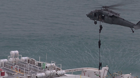 Militares emiratíes descienden de un helicóptero. (Union Fortress)