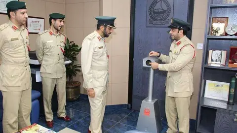 Miembros de la Policía de Dubai con una de las nuevas cámaras de tráfico.