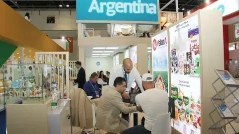 Reuniones comerciales en el pabellón de Argentina en Gulfood 2017. (EL CORREO)