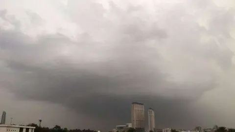 Carreteras inundadas por las lluvias en Dubai.