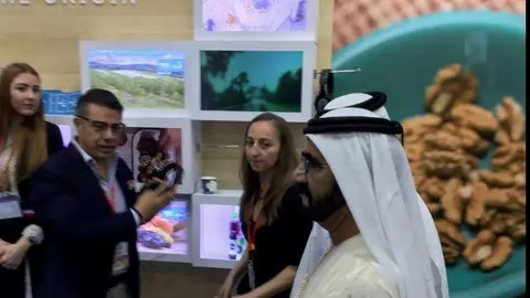 El gobernador de Dubai ante el pabellón de Chile en Gulfood.