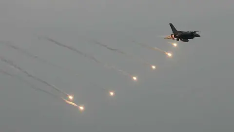 Ejercicio militar 'Union Fortress' de las Fuerzas Armadas de Emiratos Árabes en la Corniche de Abu Dhabi. (EL CORREO) 