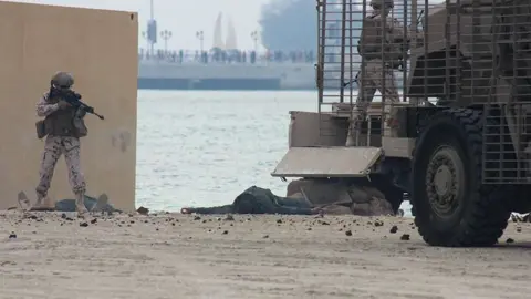 Ejercicio militar 'Union Fortress' de las Fuerzas Armadas de Emiratos Árabes en la Corniche de Abu Dhabi. (EL CORREO) 