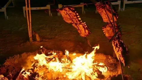 Las costilla de vaca al fuego en la noche de Abu Dhabi. (Manaf K. Abbas)