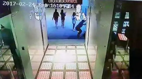 El joven en el momento de saltar y caer al vacío.