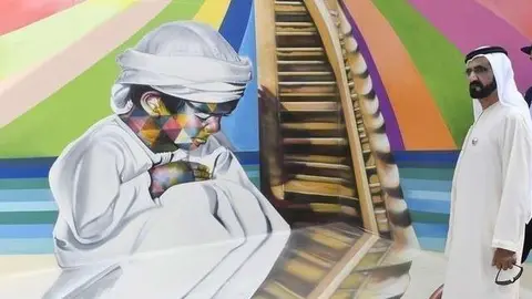 El gobernador de Dubai durante su visita al Festival de Arte Dubai Canvas 3D.