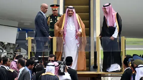 El rey de Arabia Saudita con su escalera dorada.