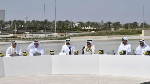 Un momento del Consejo de Ministros de EAU celebrado en el Monumento a los Mártires de Abu Dhabi.