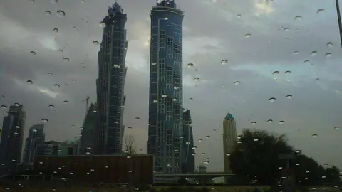 Lluvia sobre la Marina de Dubai.