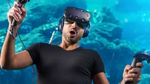 Un visitante disfruta de la realidad virtual de Dubai Aquarium & Underwater Zoo. (Facebook)