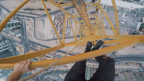 Kingston subido a una grúa de Dubai.