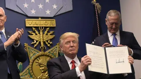 Trump después de la firma de la nueva orden de inmigración a EEUU.