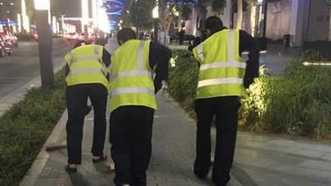 Ciudadanos de EAU barren las calles. 