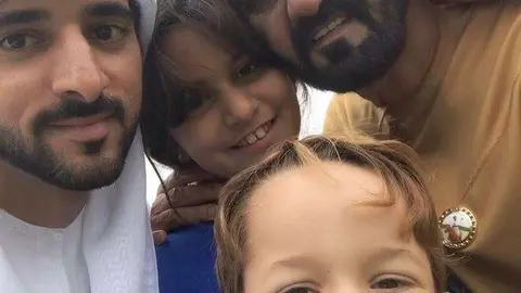 El jeque Hamdan junto a sus hermanos menores y su padre el gobernador de Dubai.