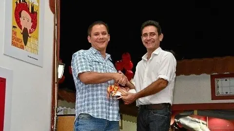 Raúl Simón -derecha. entrega el premio al ganador del concurso, Rubén Albarracín. (Albert Sayegh)