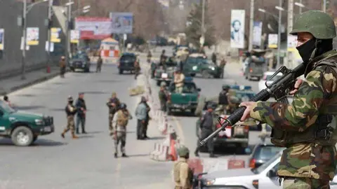 En la imagen de EFE, fuerzas de seguridad en las inmediaciones del hospital en Kabul.