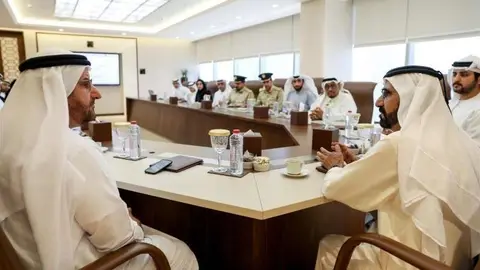El jeque Mohammed durante la reunión para aprobar el tribunal de un día.