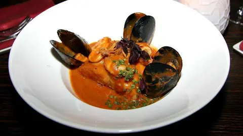 El exquisito suquet de pescado: pargo rojo, gambas, calamares y mejillones en salsa. (EL CORREO)