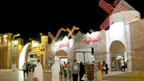 Quijotescos molinos de viento reciben a los visitantes del Pabellón de España en Global Village. (EL CORREO)