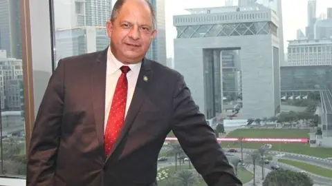Luis Guillermo Solís, con el arco del DIFC en Dubai de fondo. (EL CORREO DEL GOLFO)