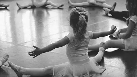 Abu Dhabi precisa profesoras de ballet.