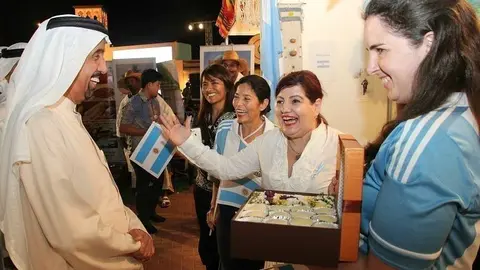 Las participantes del stand de Argentina reciben a Hamad Al Shaik Shaibani. (EL CORREO)