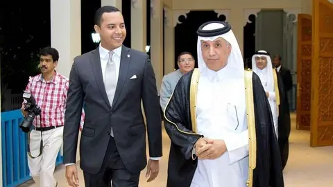 El embajador de Panamá en Doha, Oreste del Río Sandoval, junto al ministro de Estado para las Relaciones Exteriores de Qatar, Sultan bin Saad Almoraki. (EL CORREO)