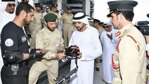 El jeque Hamdan durante su recorrido por las instalaciones de la Policía de Dubai.