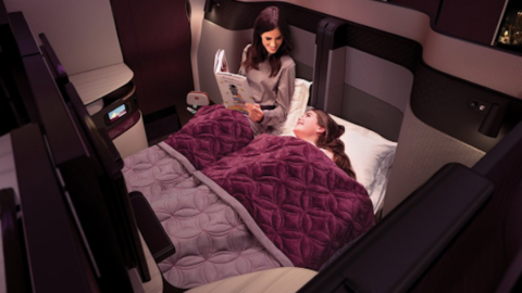 La suite de Qatar Airways dispone de una cama doble convertible.