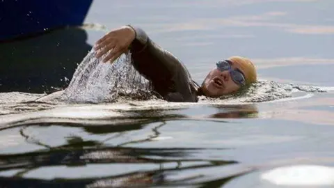La nadadora saudí durante su recorrido por el Gran Canal de Dubai.