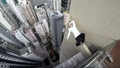 OlegCricket en un rascacielos de Dubai.