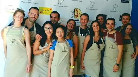 Foto de familia de los chefs participantes en el II Concurso de Tapas de Dubai. (EL CORREO)