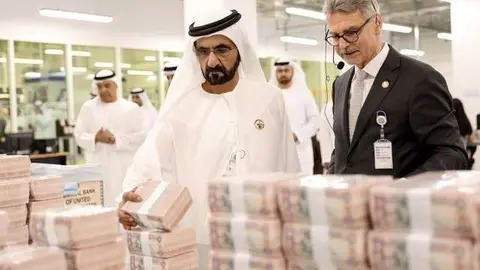 El jeque Mohammed durante la inauguración de la empresa emisora del papel moneda en EAU.