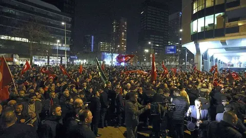 Tucos delante del Consulado de Turquía en Róterdam.