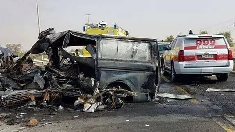 Los equipos de emergencia, junto a un vehículo siniestrado en la carretera de Al Ain en una imagen de archivo. (Policía de Dubai)