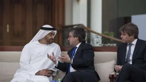 El príncipe heredero de Abu Dhabi junto al presidente colombiano del BID.