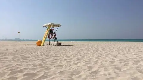 Puesto de socorrista en una playa de Abu Dhabi.