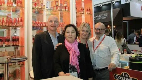 El equipo de La Costeña en Gulfood: Gabriel Hernández, gerente de Exportaciones de La Costeña -izquierda-; Blanca Martín, gerente para Europa, Oriente Medio y África -en primer plano-; y el chef Ángel Martín Candela -derecha-. 