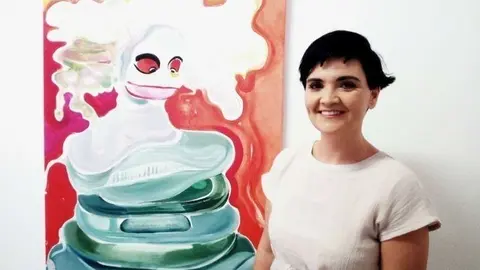 Alicia Arlanda junto a sus obras en la exposición de Al Fahidi. (EL CORREO)