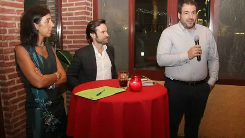 El consejero del CRE José María Urrutia -derecha- en un acto junto a su compañera María Tello -izquierda- y a Enrique Hormigo, presidente. (EL CORREO)