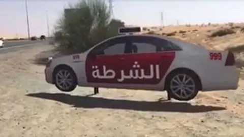 El coche policial de cartón, en una imagen del vídeo publicado en Facebook.