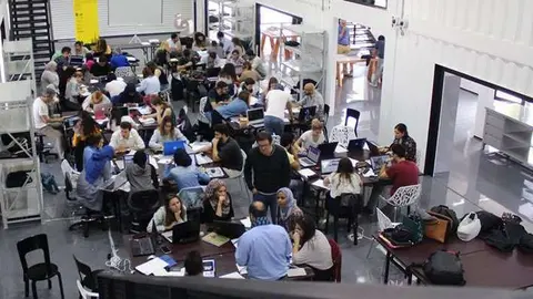 Estudiantes durante una de las sesiones de trabajo del taller 'Dubai Pop-up' celebrado en la Universidad de Al Ghurair.