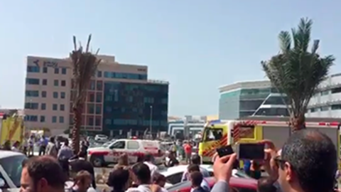 Los equipos de emergencia acuden a apagar el fuego en Business Central Towers.