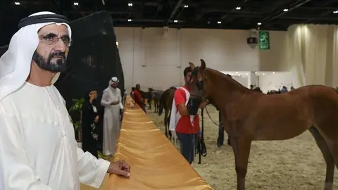 El gobernador de Dubai durante su visita a la Feria del Caballo de Dubai.