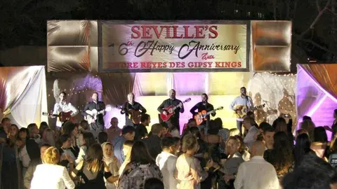 Andre Reyes y sus Gipsy Kings rodeados de una multitud durante su actuación en el restaurante Seville's de Dubai. (EL CORREO)