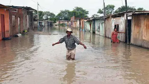 Una calle afectada por las lluvias en Perú.