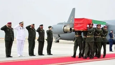 El cuerpo del sargento Kakaria Sulaiman Obaid Al Zaabi fue recibido con una ceremonia militar a su llegada al eropuerto de Al Bateen.