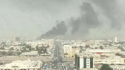 El incendio en el almacén levantó una enorme manta de humo sobre Sharjah.