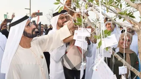 El jeque Mohammed bin Rashid Al Maktoum participa en una de las actividades del 'Viaje de la Felicidad'.
